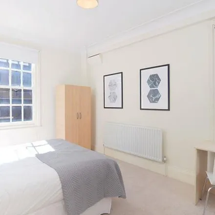 Rent this 5 bed apartment on 76 Park Road in London, NW4 3PH