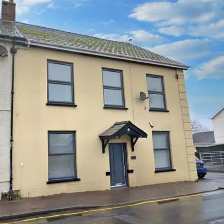 Buy this 4 bed duplex on Pentre Road in St. Clears, SA33 4AB