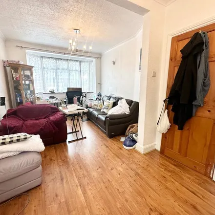 Image 3 - 73 Stradbroke Grove, London, IG5 0DW, United Kingdom - Duplex for rent