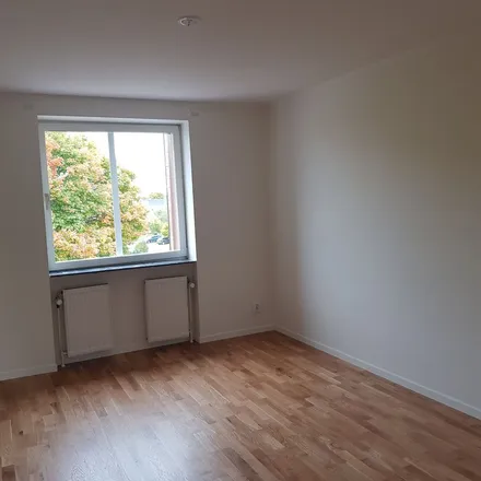 Rent this 2 bed apartment on Humlegårdsgatan in 731 30 Köping, Sweden
