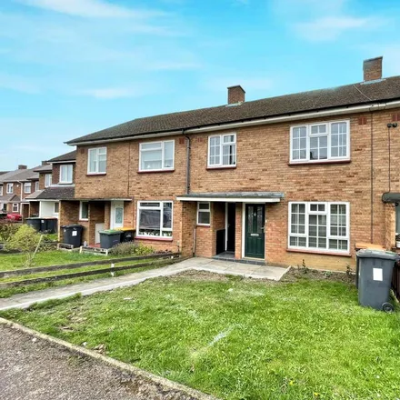 Rent this 3 bed townhouse on 51 Roundmead in Bedford, MK41 9HY
