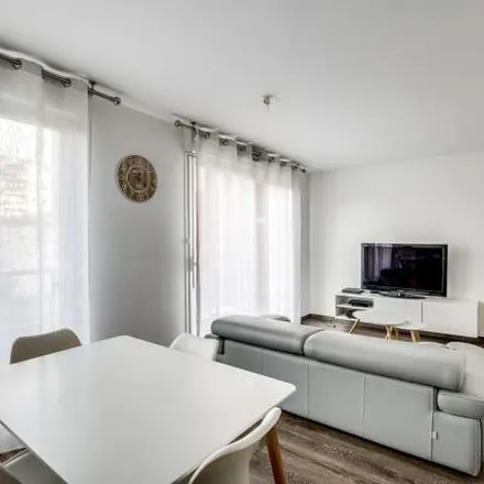 Rent this 3 bed apartment on 160 Rue Gabriel Péri in 94400 Vitry-sur-Seine, France