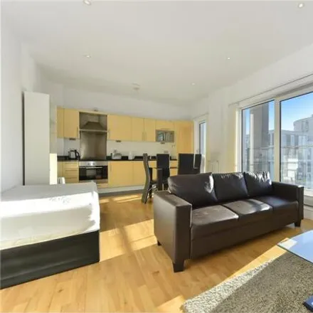 Rent this 2 bed house on 35 Lincoln Plaza in Millwall, London