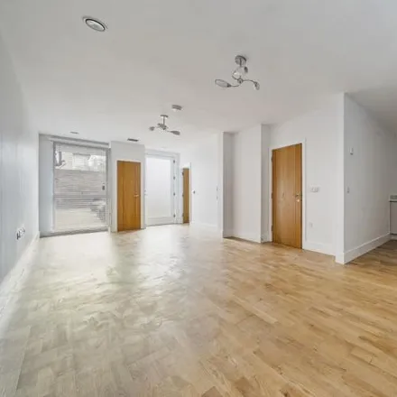 Image 2 - 64 St. Peter's Road, London, CR0 1HJ, United Kingdom - Apartment for rent
