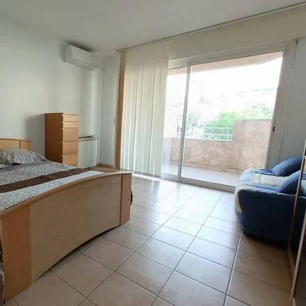 Rent this 2 bed apartment on 83150 Bandol