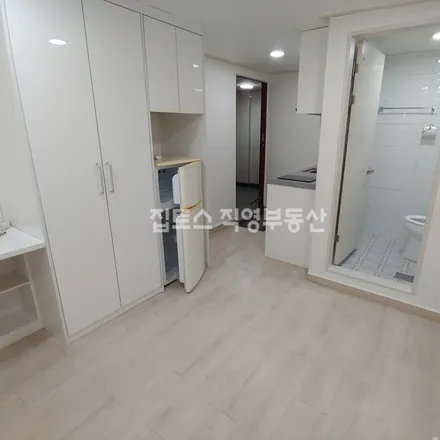 Rent this studio apartment on 서울특별시 관악구 봉천동 905-26