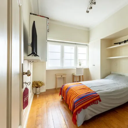 Rent this 3 bed room on Serviço de Finanças de Lisboa 2 in Rua Rodrigo da Fonseca 57, 1250-190 Lisbon