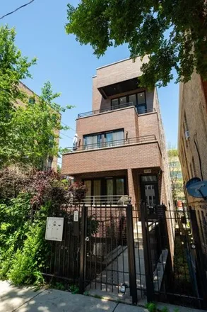 Buy this 3 bed condo on 1370 W Crystal St Unit 3C in Chicago, Illinois
