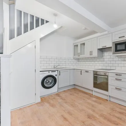 Rent this 5 bed apartment on Famet Avenue in London, CR8 2DN