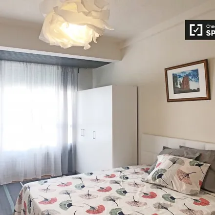 Rent this 5 bed room on Madrid in Calle de Raimundo Fernández Villaverde, 51