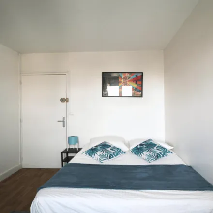 Rent this 4 bed room on Tour Giralda in 2-4 Square Vitruve, 75020 Paris