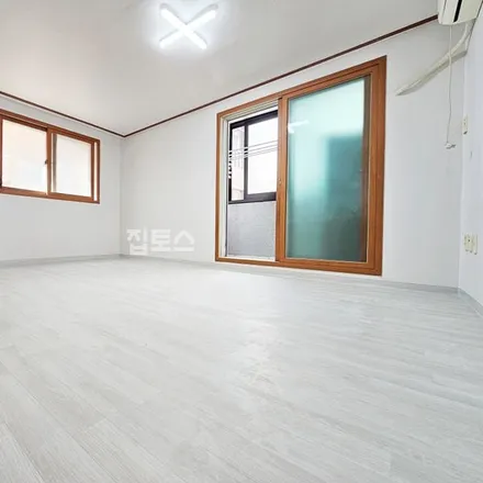 Rent this studio apartment on 서울특별시 송파구 방이동 117-1
