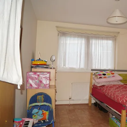 Image 3 - B&M, Perrymans Farm Road, London, IG2 7LT, United Kingdom - Apartment for rent