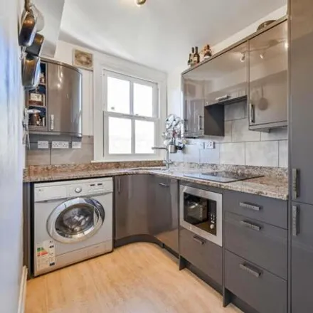 Image 3 - 17 Stepney Green, London, E1 3JU, United Kingdom - Apartment for sale