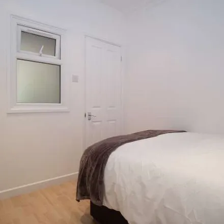 Rent this 5 bed apartment on 55 Sawley Road in London, W12 0LH