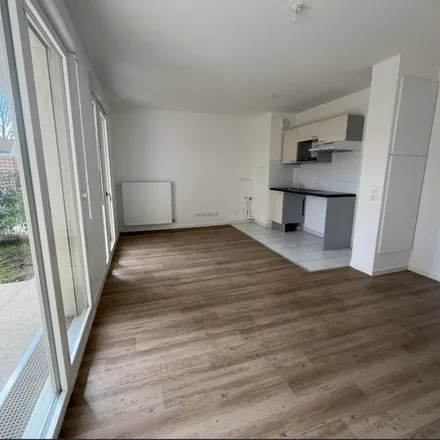 Rent this 3 bed apartment on 20 Place de l'Étape in 78200 Mantes-la-Jolie, France