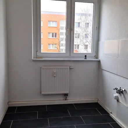 Rent this 3 bed apartment on Ufaer Straße 20 in 06128 Halle (Saale), Germany