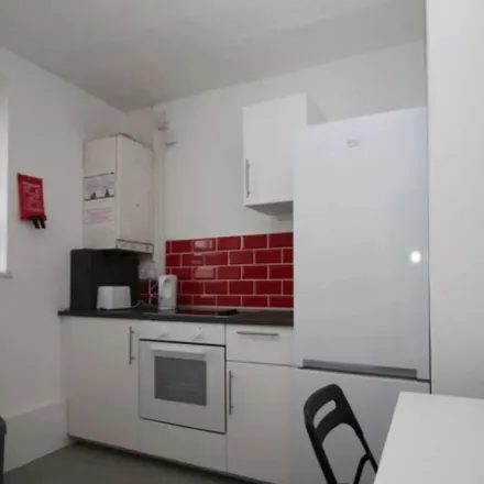 Image 2 - Bredel House, St Paul's Way, Bow Common, London, E14 7AS, United Kingdom - Apartment for rent