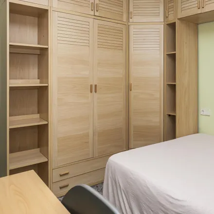 Rent this 3 bed room on Els Mistos in Carrer de Juan de Mena, 1-3