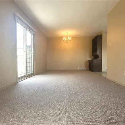 Image 4 - 321 Fairview Drive, Brantford, ON N3R 2X6, Canada - Apartment for rent