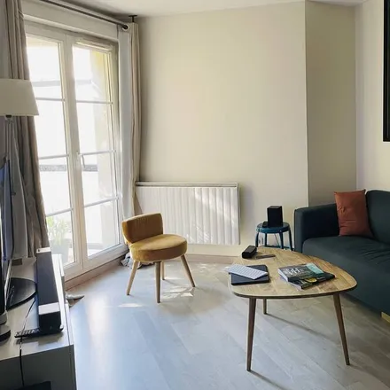Rent this 1 bed apartment on 92150 Suresnes