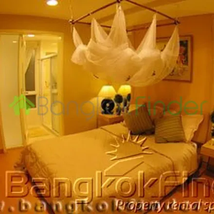 Rent this 3 bed apartment on Krung Kasem Road in Khlong Maha Nak Subdistrict, Pom Prap Sattru Phai District