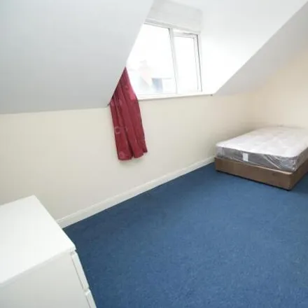 Rent this 5 bed townhouse on Back Brudenell Mount in Leeds, LS6 1HU