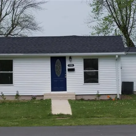 Buy this 2 bed house on 1103 West Locust Street in Bowling Green, MO 63334