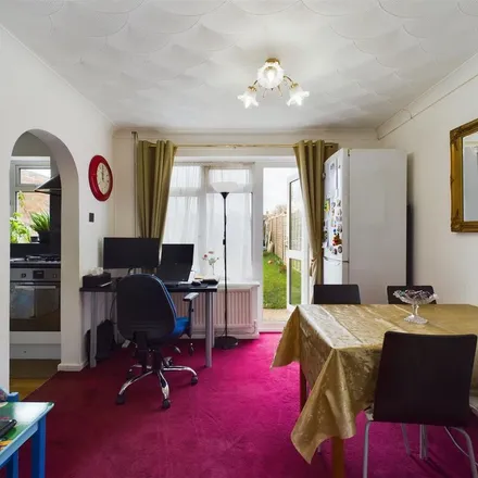 Image 8 - Monksfield, Northgate, RH10 1PJ, United Kingdom - Apartment for rent