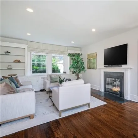 Image 3 - 86 Edgewood Ave, Larchmont, New York, 10538 - House for sale