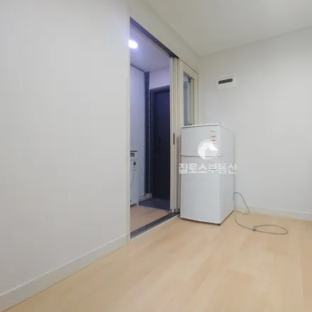 Rent this studio apartment on 서울특별시 관악구 신림동 244-112