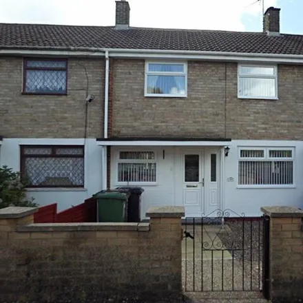 Rent this 3 bed townhouse on Beanfield Primary School in Farmstead Road, Corby