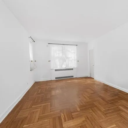 Image 6 - 3015 Riverdale Avenue, New York, NY 10463, USA - Apartment for sale