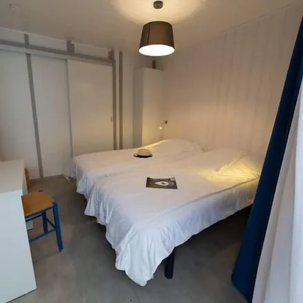 Rent this 2 bed townhouse on Veules-les-Roses in 7 Avenue du Docteur Michel, 76980 Veules-les-Roses