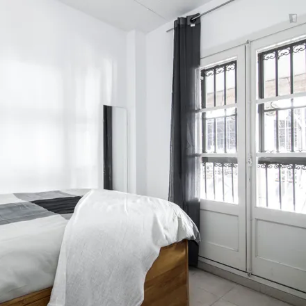 Rent this 4 bed room on Carrer de la Petxina in 5, 08001 Barcelona