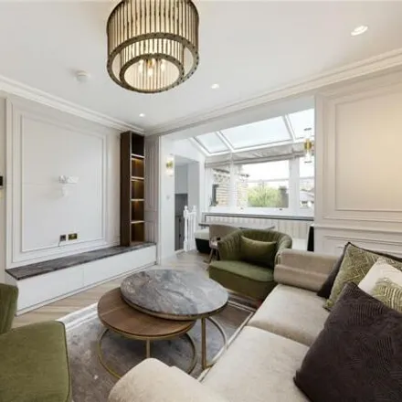 Rent this 2 bed room on 5 Royal Crescent in London, W11 4RX