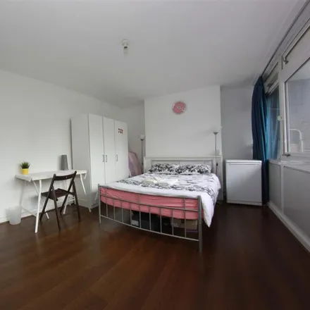 Image 2 - Norton House, Cannon Street Road, St. George in the East, London, E1 2BF, United Kingdom - House for rent