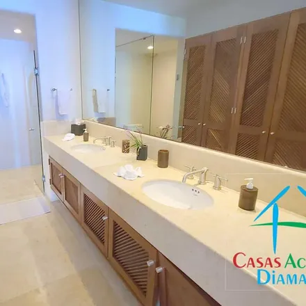 Buy this 4 bed apartment on Calle Pase del Risco in Ampliación Punta Diamante, 39300 Acapulco