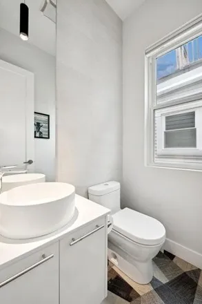 Image 7 - 2024 North Whipple Street, Chicago, IL 60647, USA - House for sale