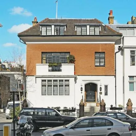 Rent this 6 bed house on 18 Queen's Gate Terrace in London, SW7 5JE