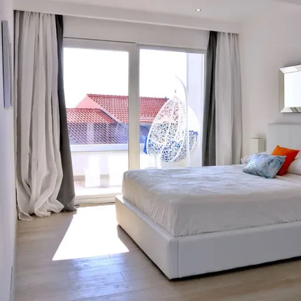 Rent this 5 bed house on 21328 Drašnice