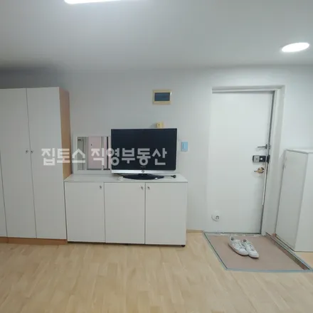 Rent this studio apartment on 서울특별시 강남구 역삼동 664-26