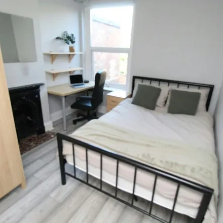 Rent this 5 bed apartment on 1 Lois Avenue in Nottingham, NG7 2EY