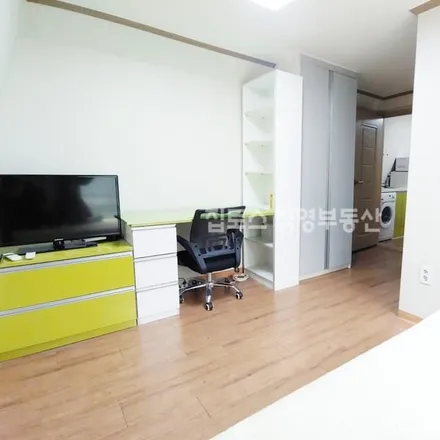 Rent this studio apartment on 서울특별시 동대문구 제기동 146-13