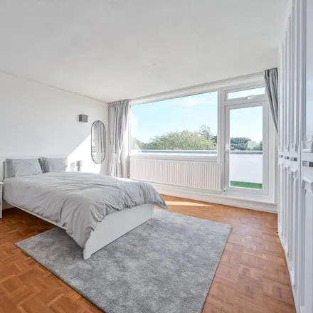 Rent this 6 bed apartment on Beck River Park in London, BR3 1HT