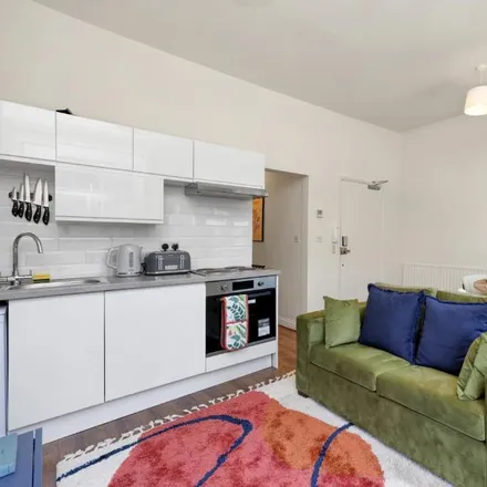 Rent this 2 bed apartment on Pizza 2 Hot in Hornsey Road, London