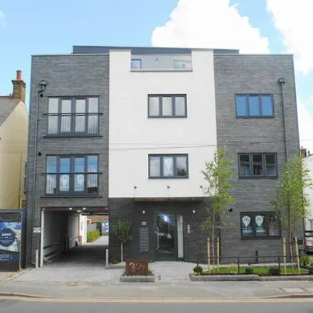 Buy this 2 bed apartment on Oak Road in London Road, Hadleigh