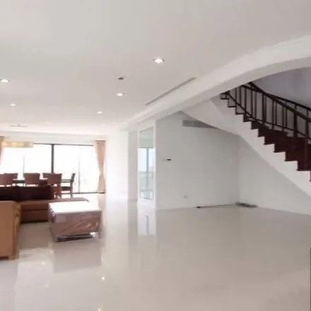 Rent this 1 bed apartment on Peng Seng Mansion in 74, Lang Suan Road