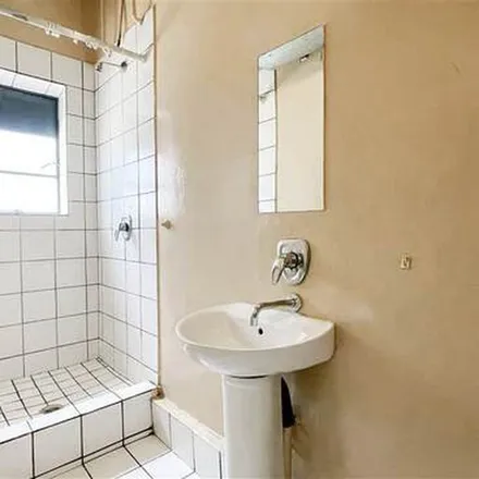 Image 2 - Caltex, Lilian Ngoyi Street, Braamfontein, Johannesburg, 2001, South Africa - Apartment for rent