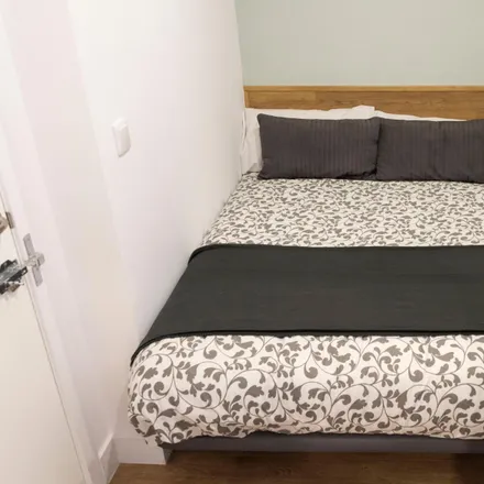 Rent this 4 bed room on Centro de Turismo de Sol in Puerta del Sol, 28013 Madrid